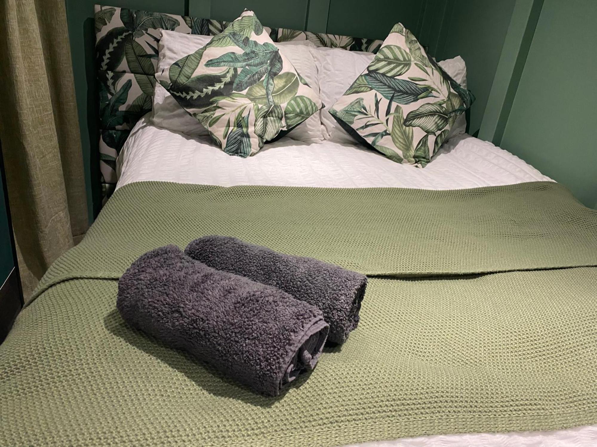 Secret Oasis: Love Island-Inspired Guest House with Private Pool Nottingham Exterior photo