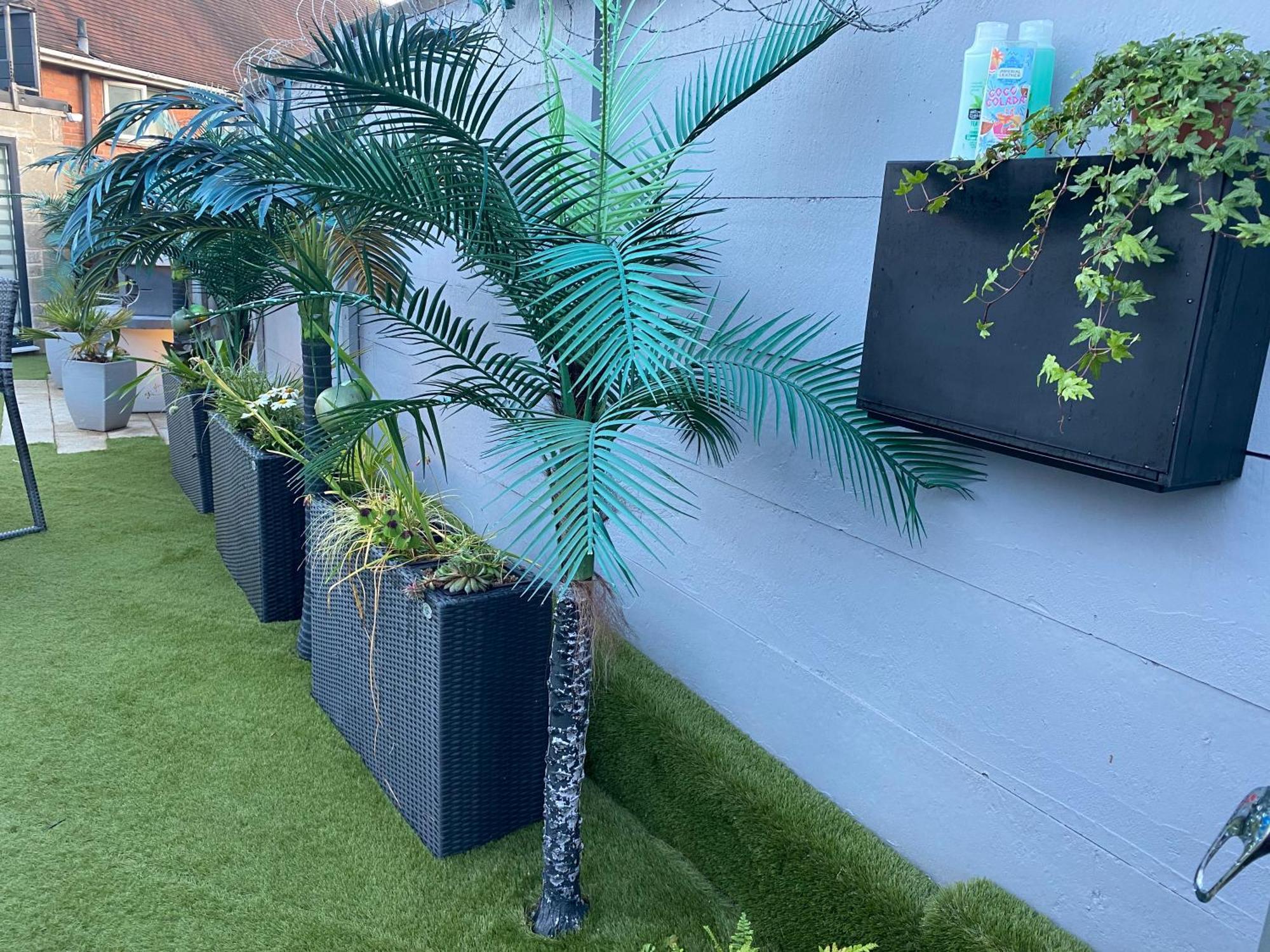 Secret Oasis: Love Island-Inspired Guest House with Private Pool Nottingham Exterior photo