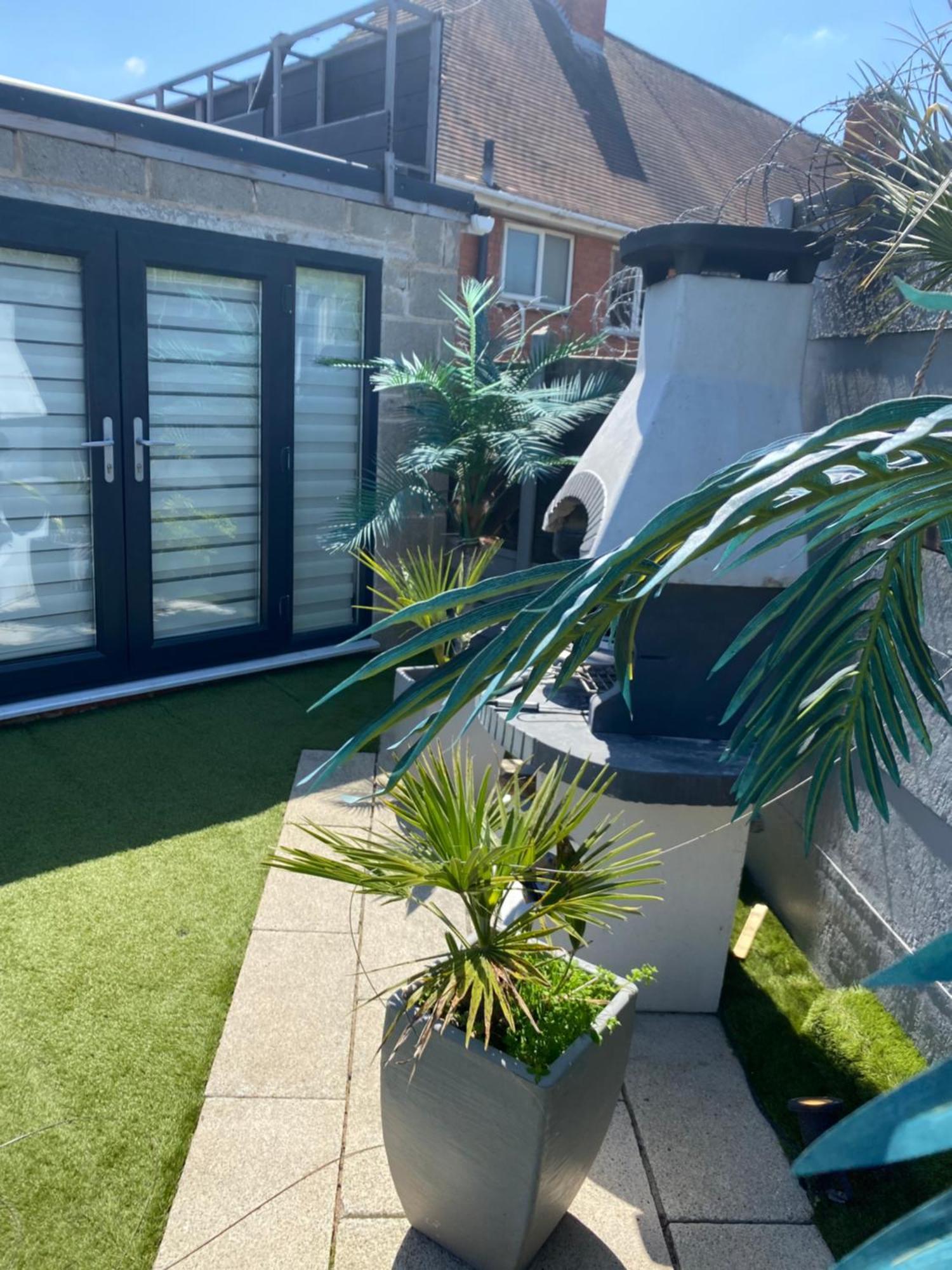 Secret Oasis: Love Island-Inspired Guest House with Private Pool Nottingham Exterior photo